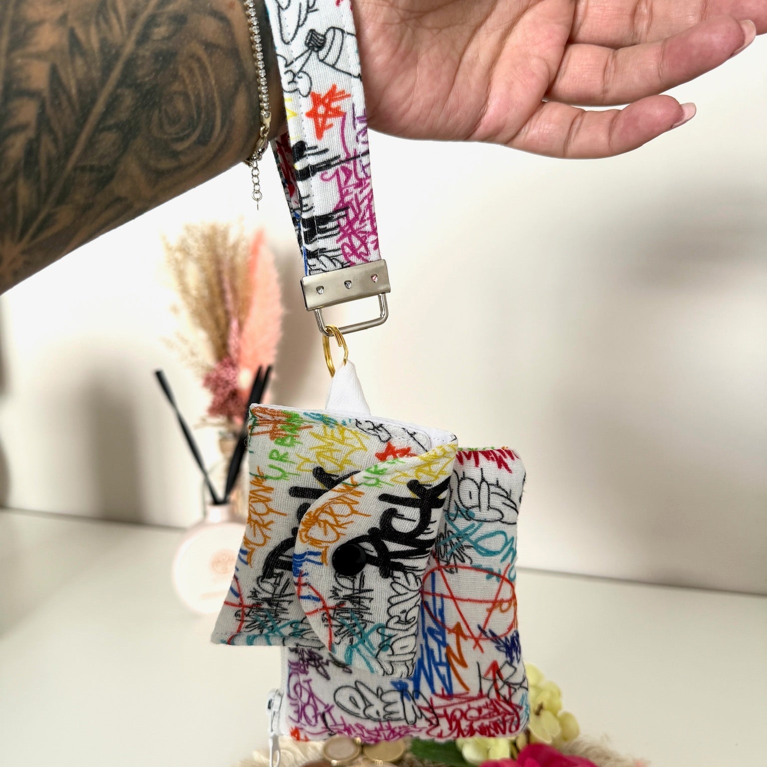 Gequilte Wit mini portemonnee met  Graffiti print en metalen clip, gevuld met pasjes en muntgeld