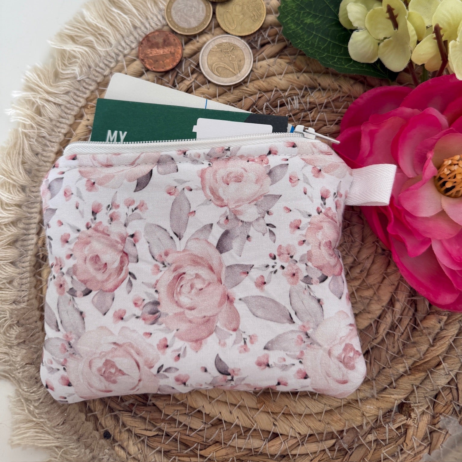 Gequilte witte mini portemonnee met Roosjes en metalen clip, gevuld met pasjes en muntgeld