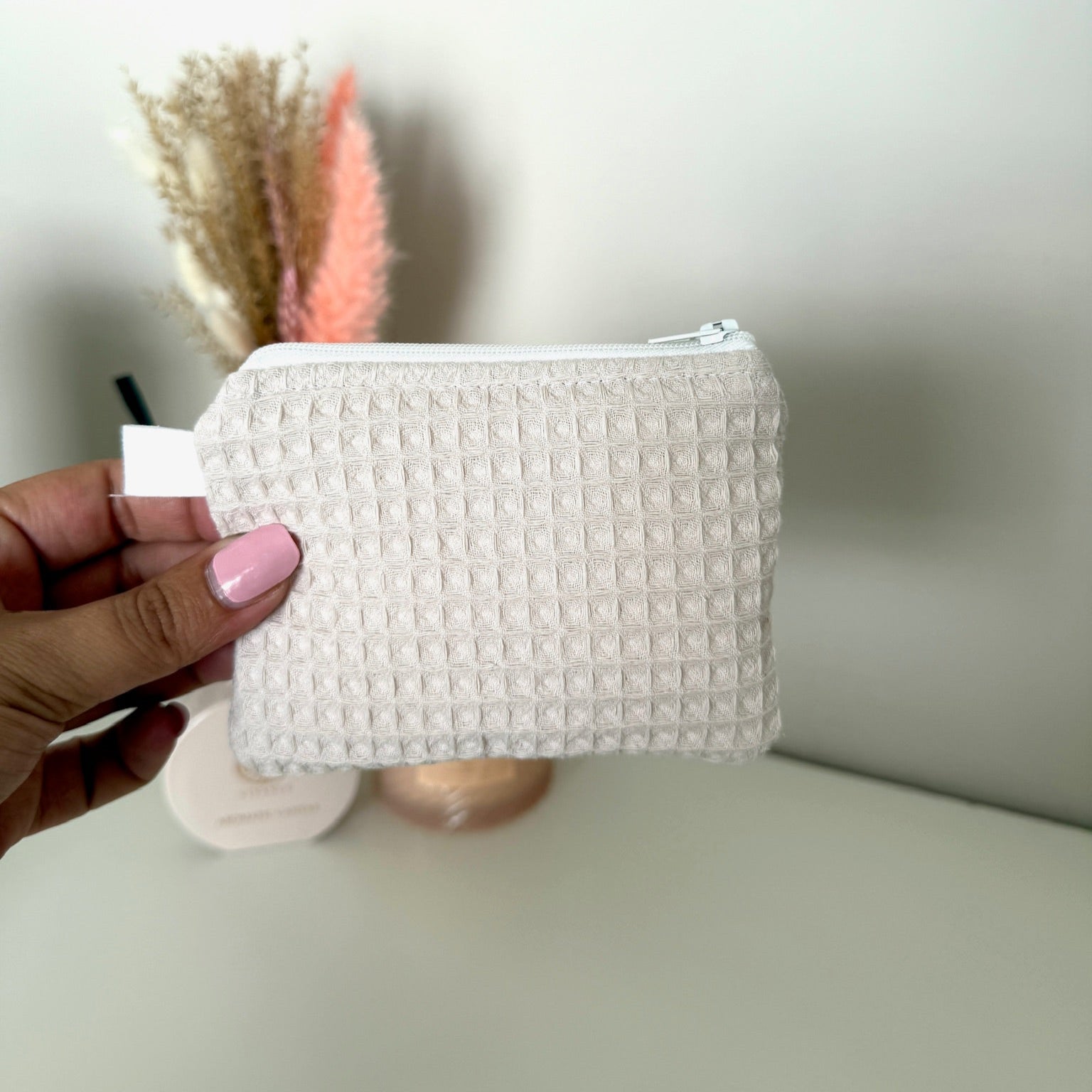 Gequilte creme mini portemonnee met wafelstof en metalen clip, gevuld met pasjes en muntgeld