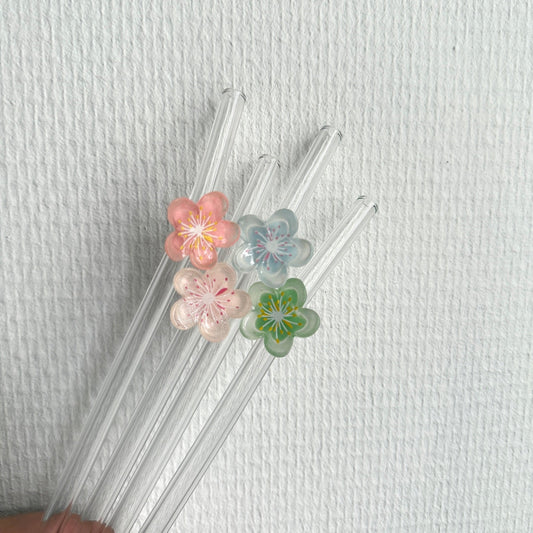 Herbruikbare glazen rietjes met pastel bloemetjes in verschillende kleuren – duurzaam en decoratief drinkaccessoire