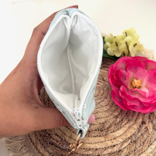 Gequilte Blauwe mini portemonnee met witte bloemetjes en metalen clip, gevuld met pasjes en muntgeld