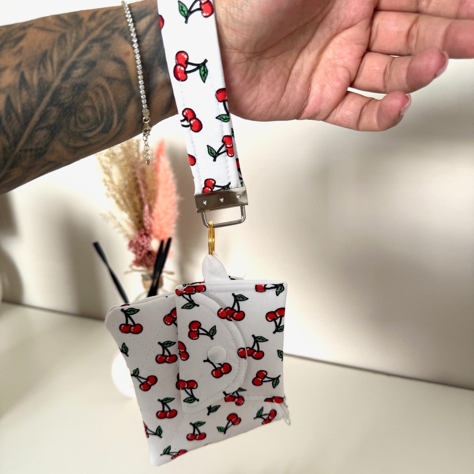 Gequilte witte mini portemonnee met Kersjes en metalen clip, gevuld met pasjes en muntgeld