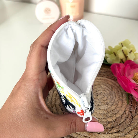 Gequilte Wit mini portemonnee met  Graffiti print en metalen clip, gevuld met pasjes en muntgeld