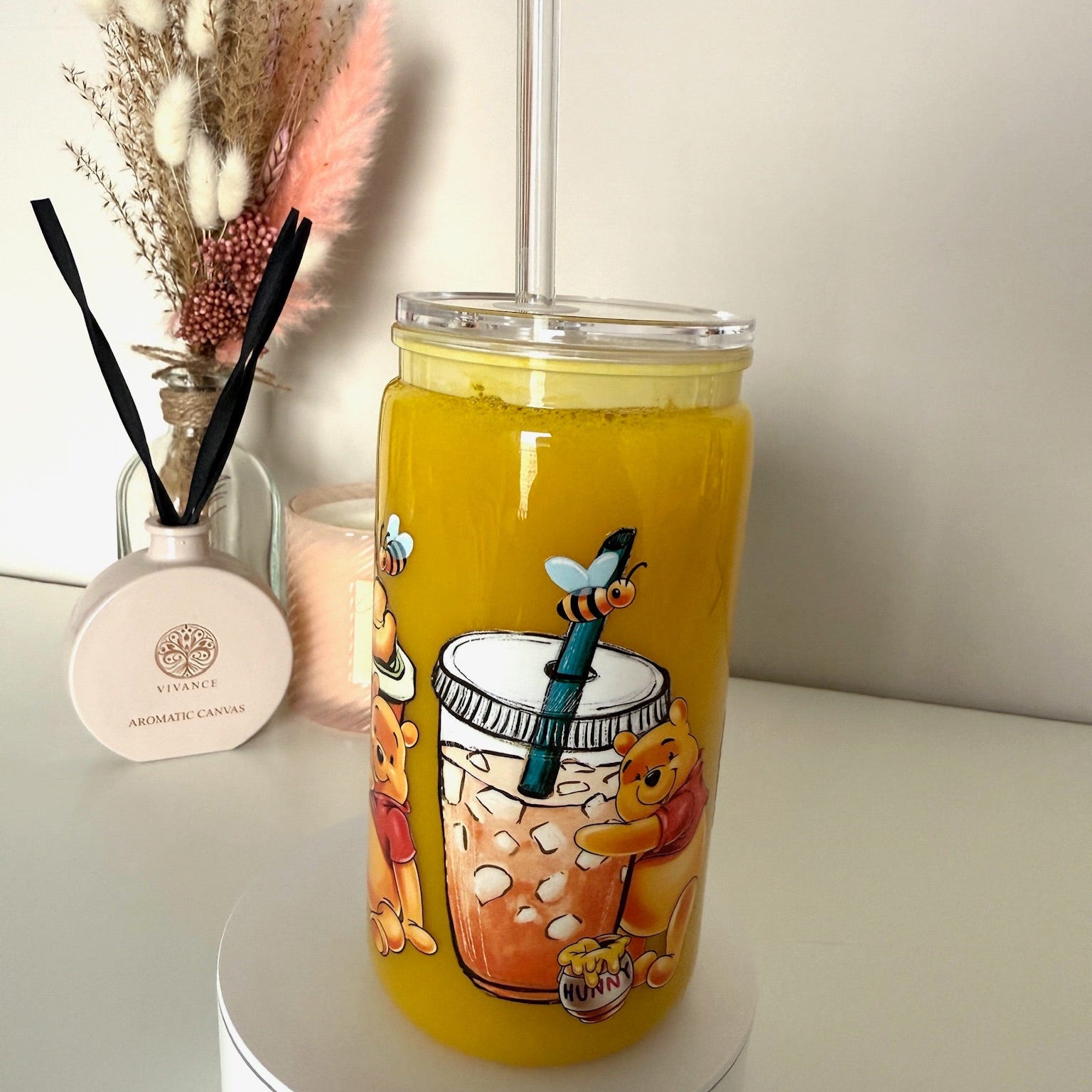 Gele drinkbeker met transparant rietje en illustraties van teddybeer, honingpotten en bijen