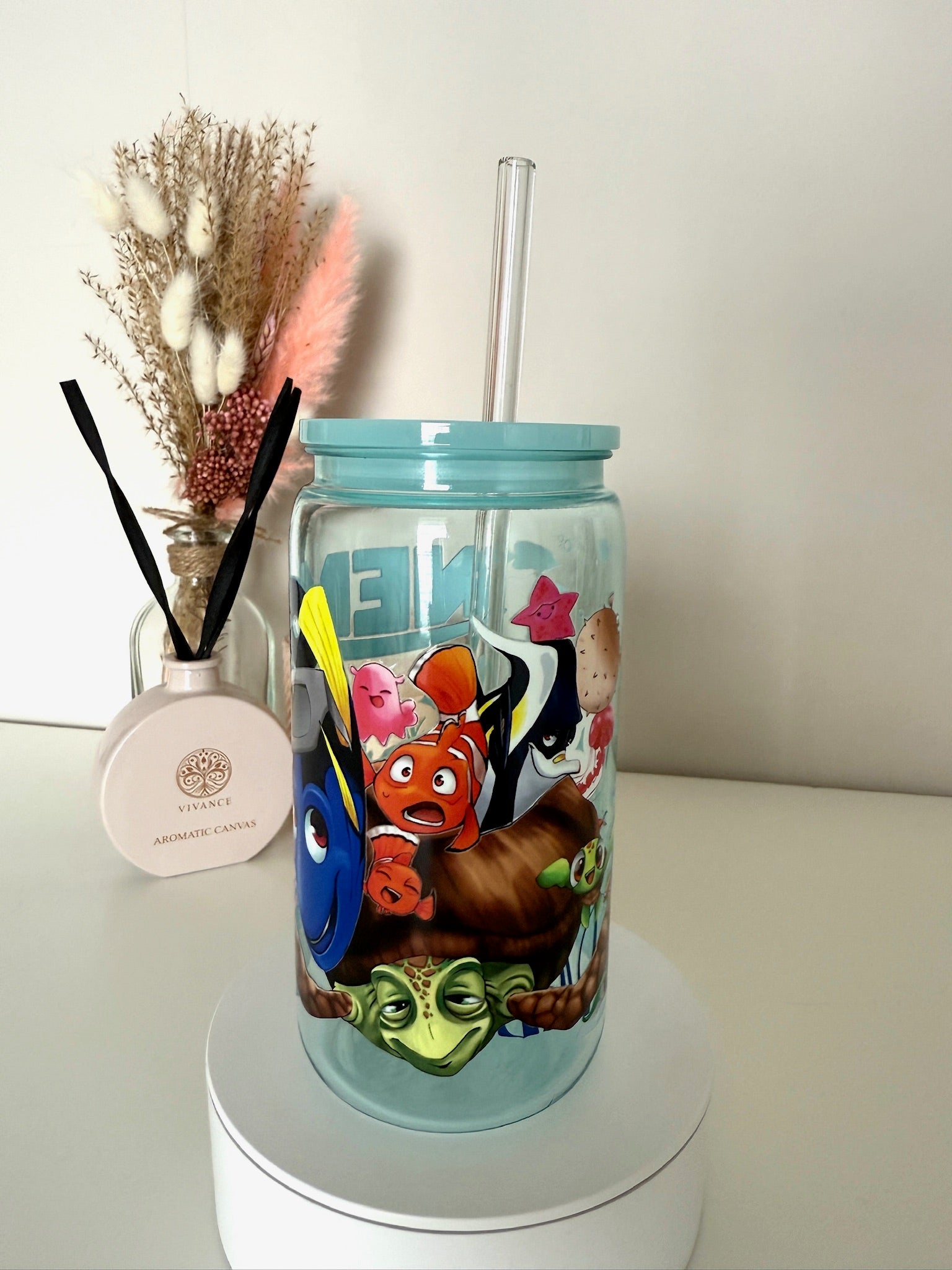Drinkbeker met Dory en Nemo stijl, onderwaterdesign met tropische vissen en lichtblauwe deksel