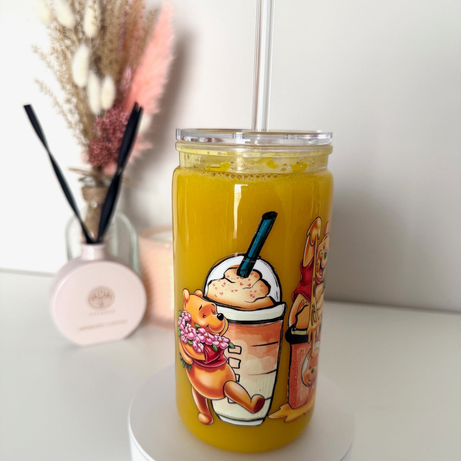 Gele drinkbeker met transparant rietje en illustraties van teddybeer, honingpotten en bijen