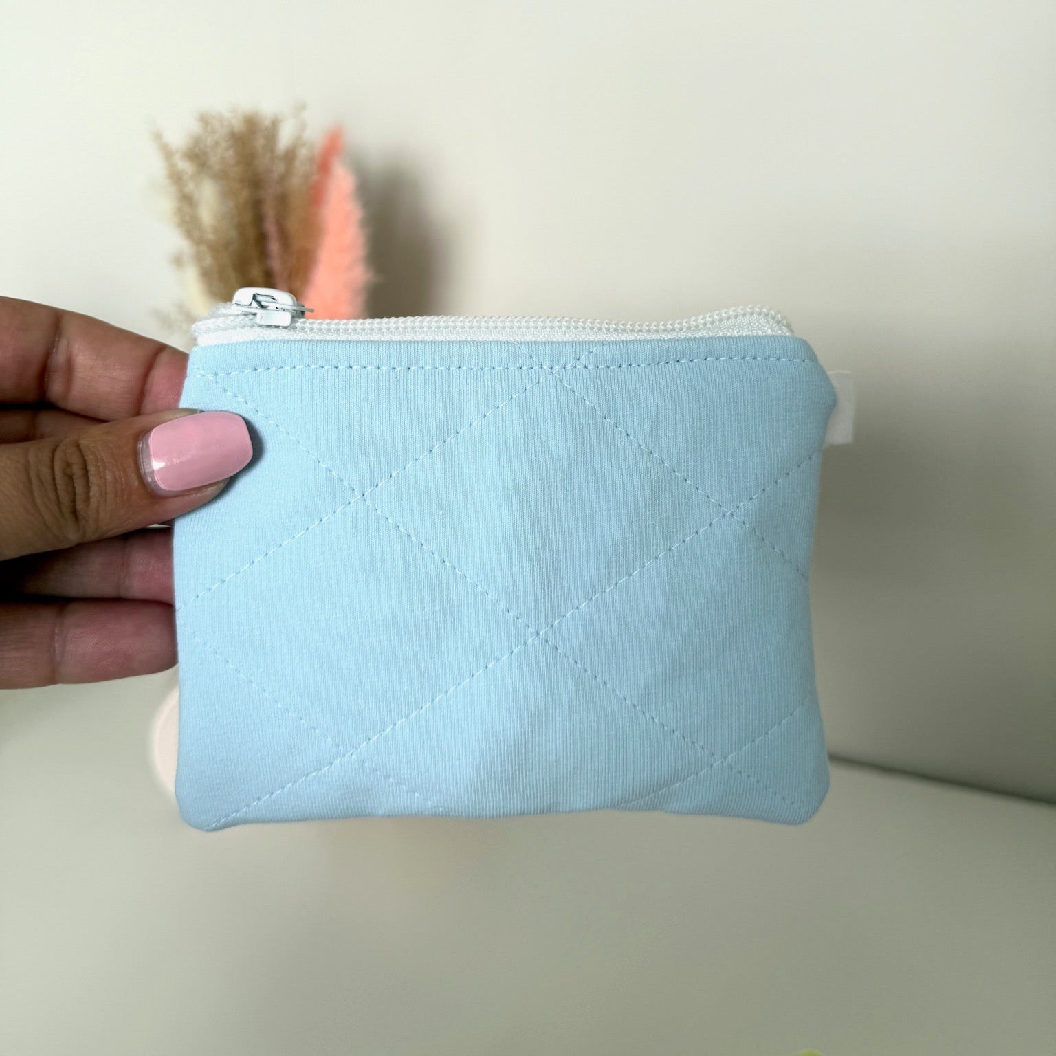 Gequilte Blauwe mini portemonnee met  metalen clip, gevuld met pasjes en muntgeld