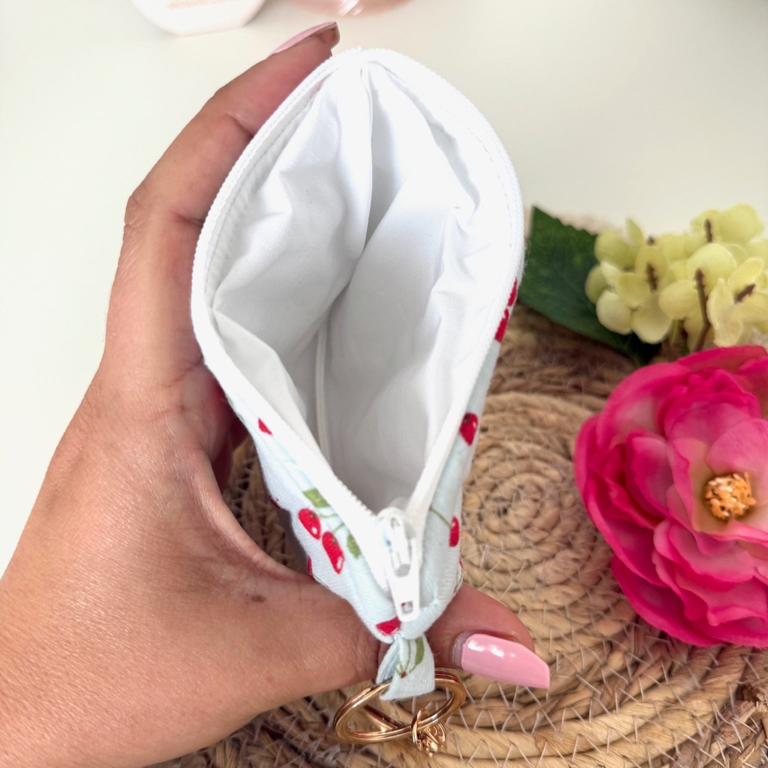 Gequilte blauwe mini portemonnee met Kersjes en metalen clip, gevuld met pasjes en muntgeld