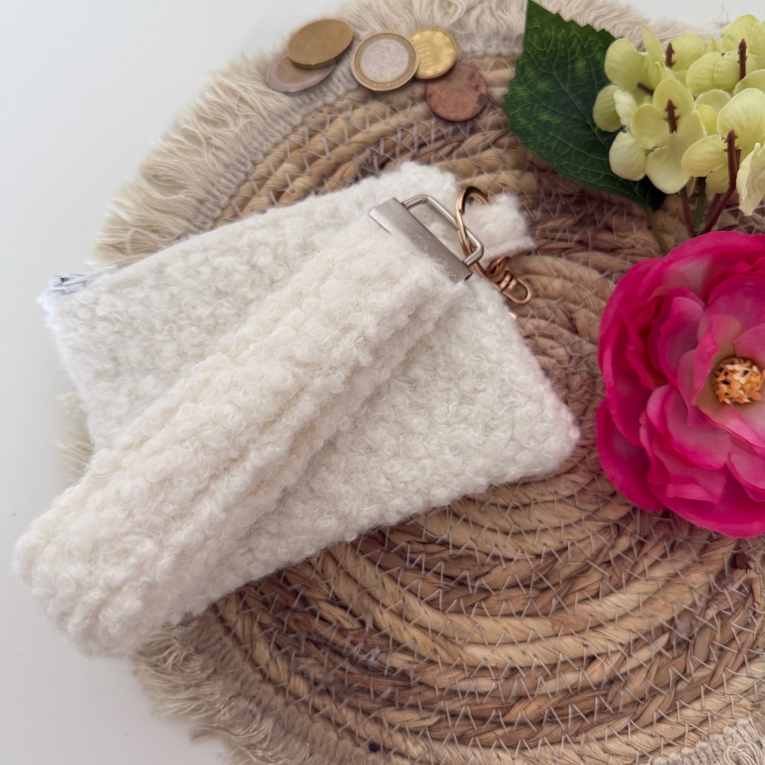 Gequilte witte mini portemonnee van Teddy stof en metalen clip, gevuld met pasjes en muntgeld