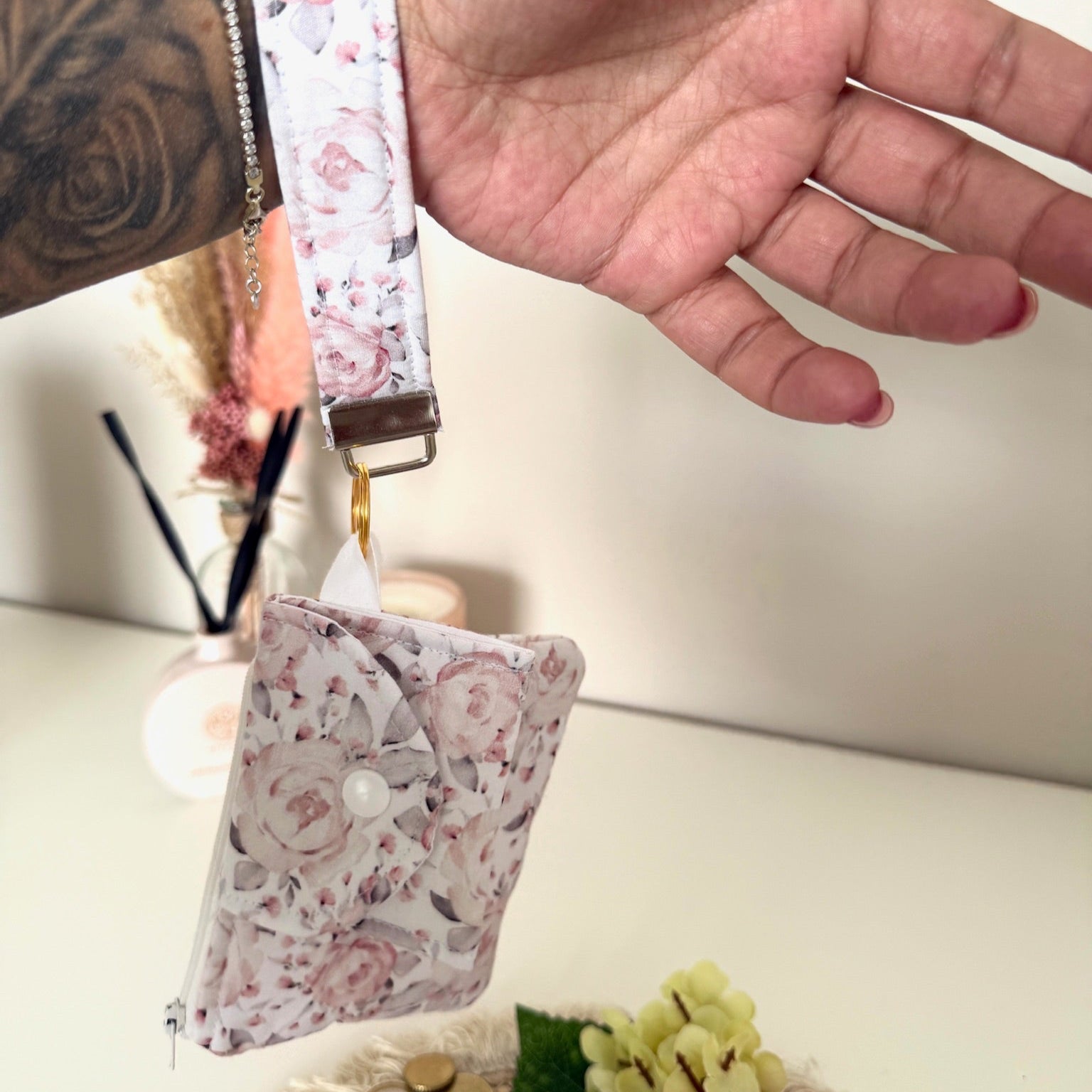 Gequilte witte mini portemonnee met Roosjes en metalen clip, gevuld met pasjes en muntgeld