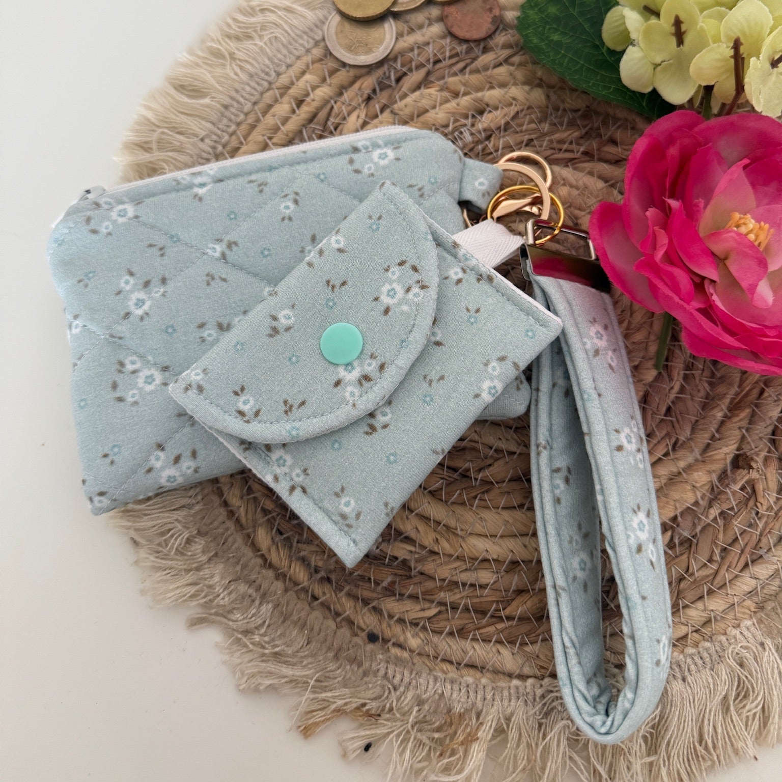 Gequilte Blauwe mini portemonnee met witte bloemetjes en metalen clip, gevuld met pasjes en muntgeld