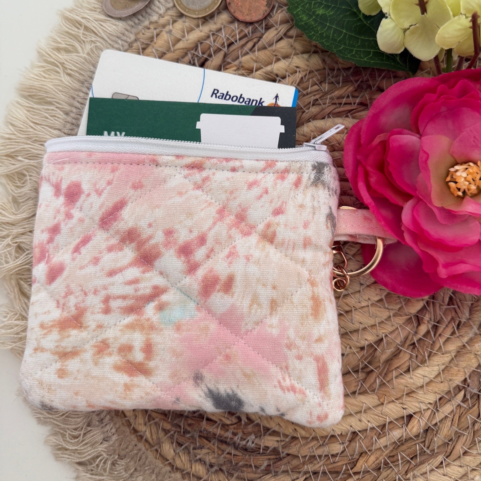 Gequilte  mini portemonnee met kleurrijke print en metalen clip, gevuld met pasjes en muntgeld