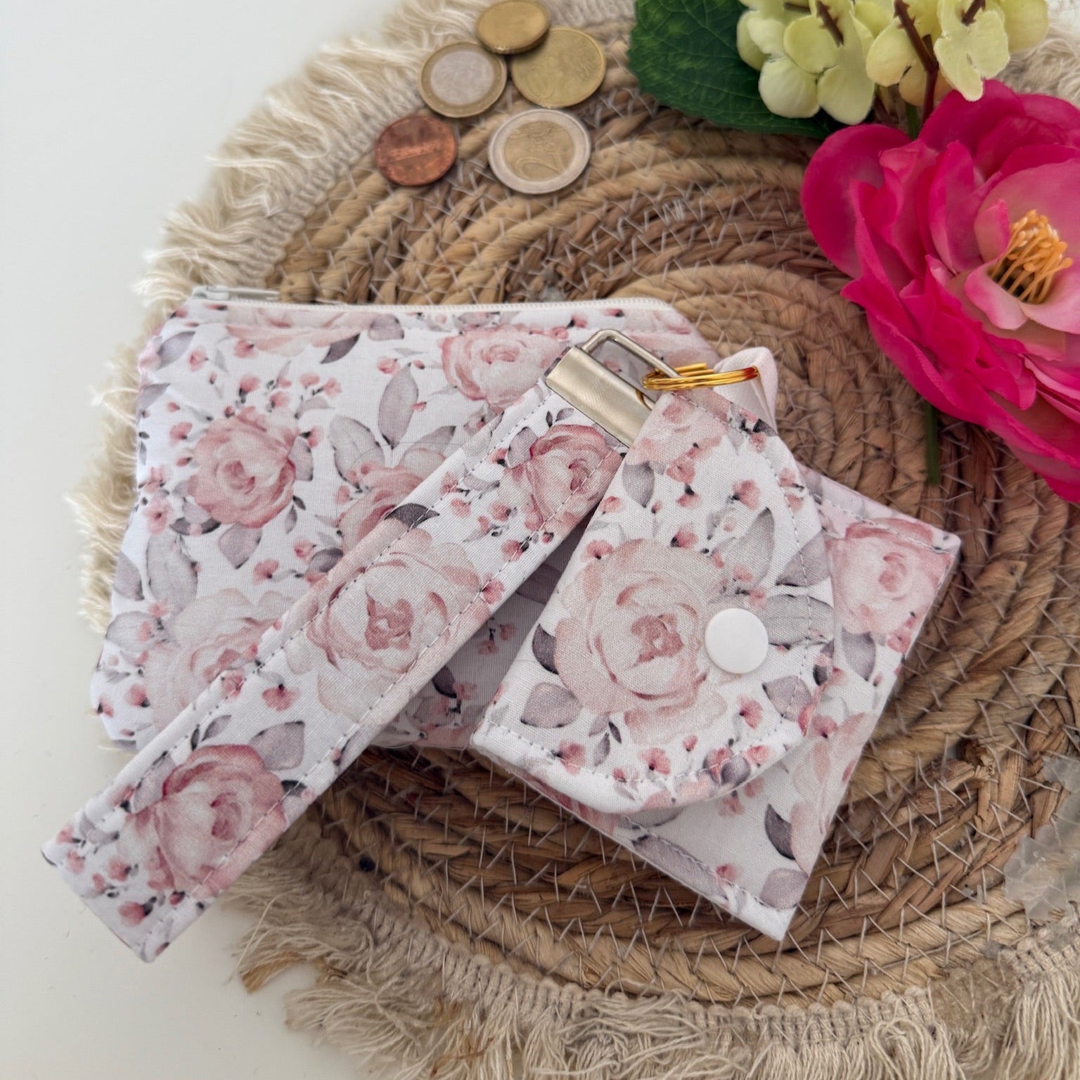 Gequilte witte mini portemonnee met Roosjes en metalen clip, gevuld met pasjes en muntgeld