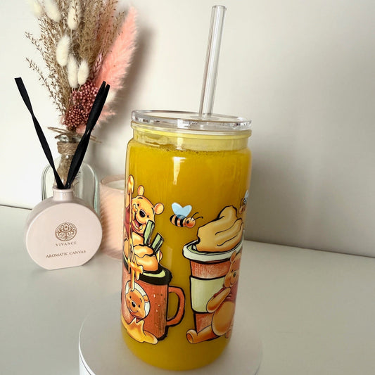 Gele drinkbeker met transparant rietje en illustraties van teddybeer, honingpotten en bijen