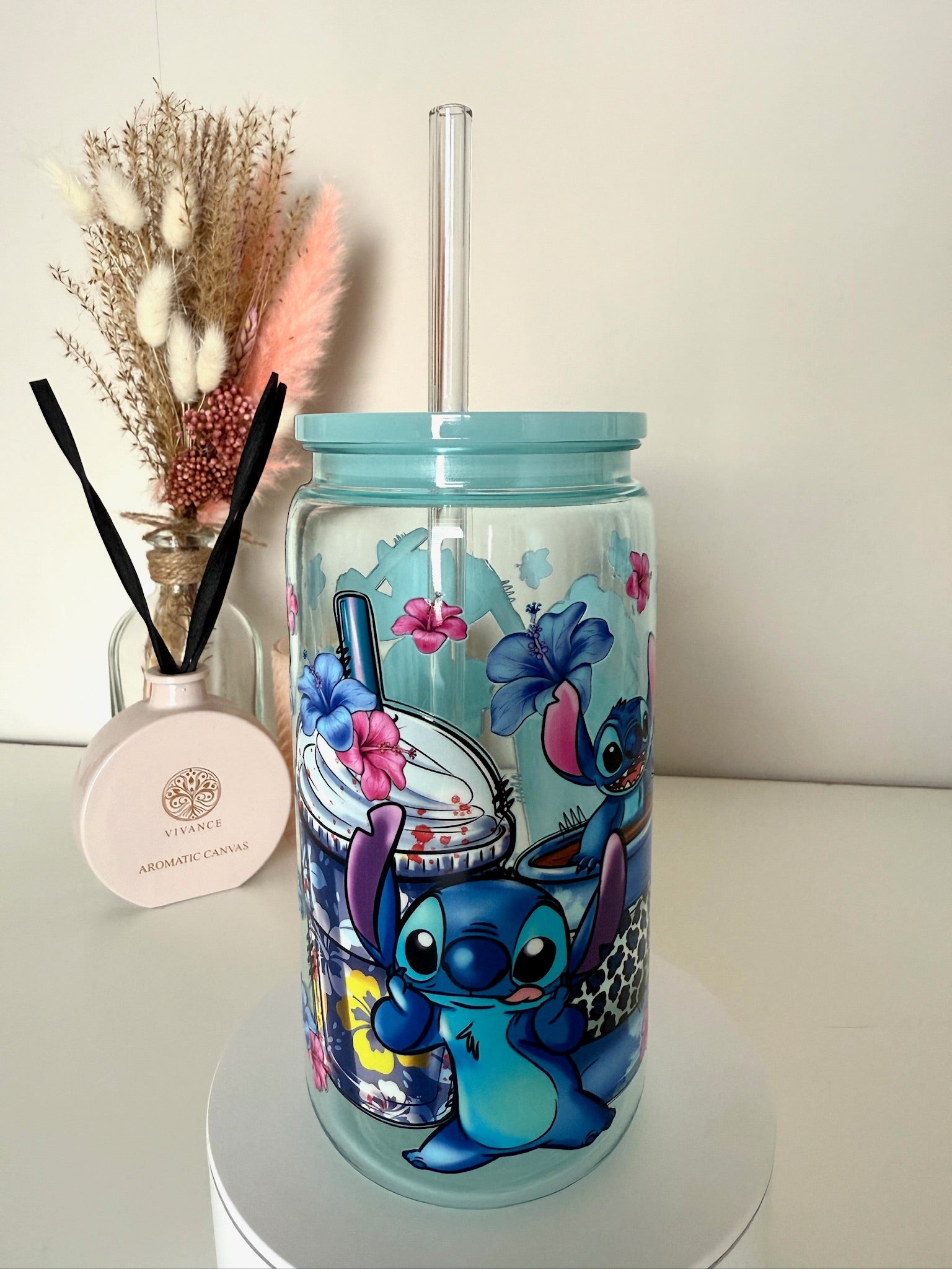Lichtblauwe drinkbeker met cartoon Stitch en tropische bloemen, herbruikbaar met rietje