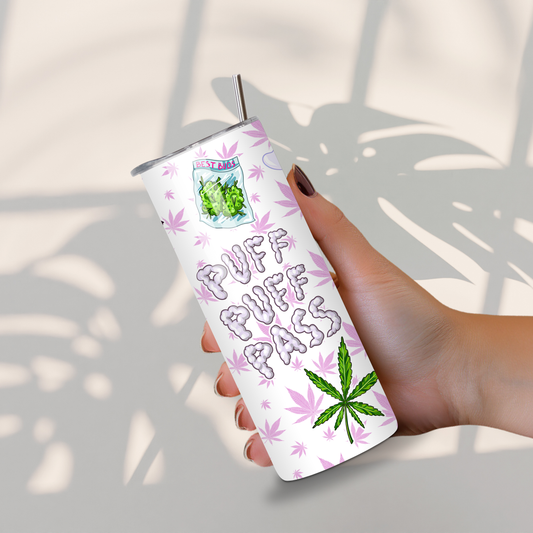 Witte tumbler met “Puff Puff Pass” tekst, cannabisblad en cartoonstijl print, met metalen rietje