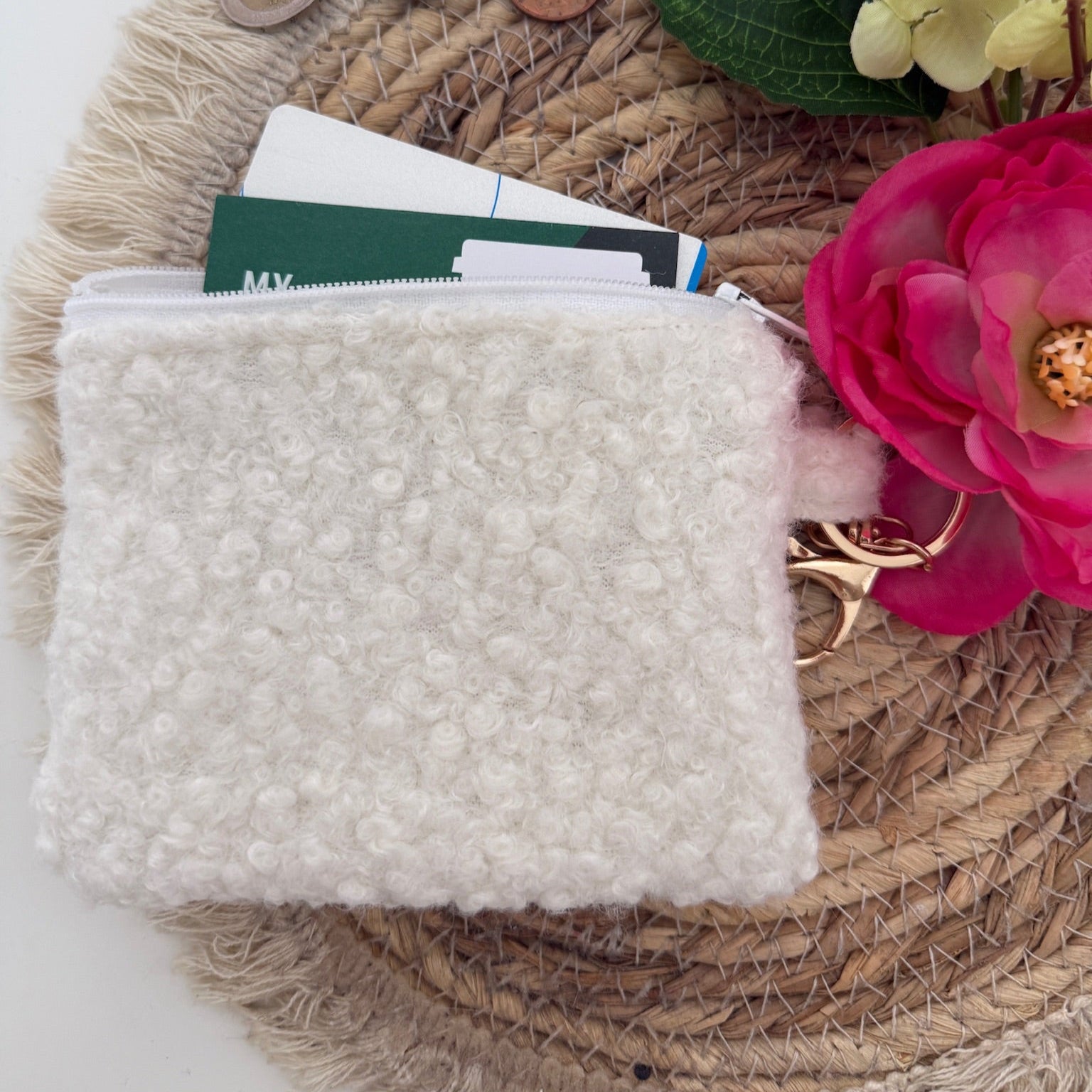 Gequilte witte mini portemonnee van Teddy stof en metalen clip, gevuld met pasjes en muntgeld