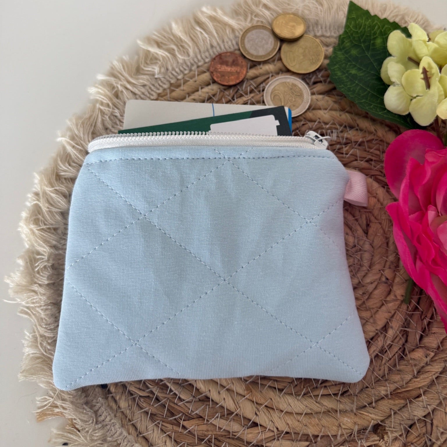 Gequilte Blauwe mini portemonnee met  metalen clip, gevuld met pasjes en muntgeld