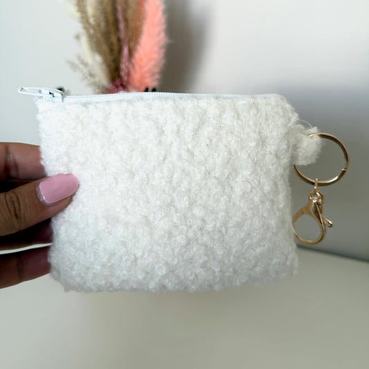 Gequilte witte mini portemonnee van Teddy stof en metalen clip, gevuld met pasjes en muntgeld