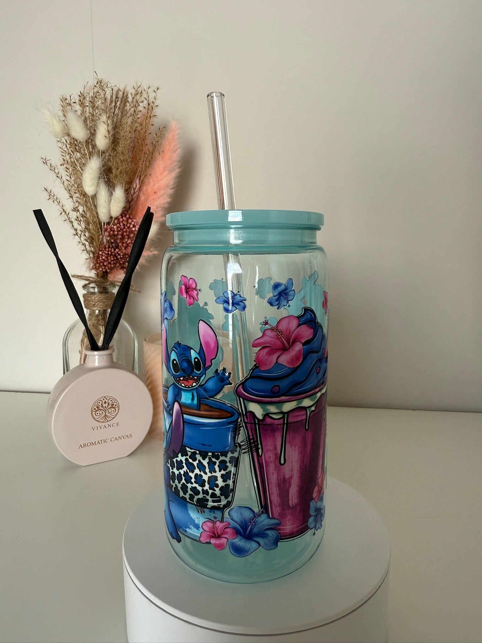 Lichtblauwe drinkbeker met cartoon Stitch en tropische bloemen, herbruikbaar met rietje