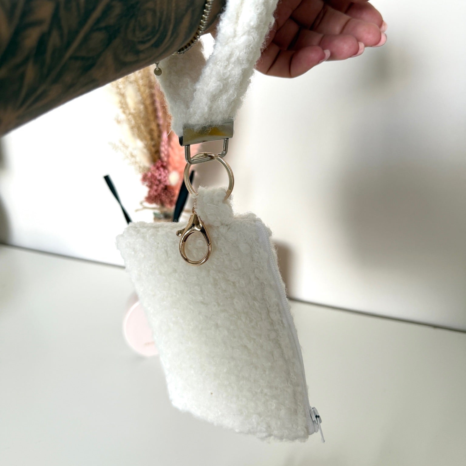 Gequilte witte mini portemonnee van Teddy stof en metalen clip, gevuld met pasjes en muntgeld