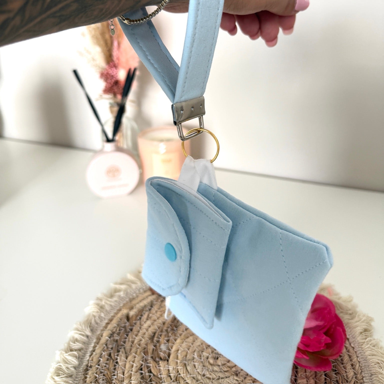 Gequilte Blauwe mini portemonnee met  metalen clip, gevuld met pasjes en muntgeld