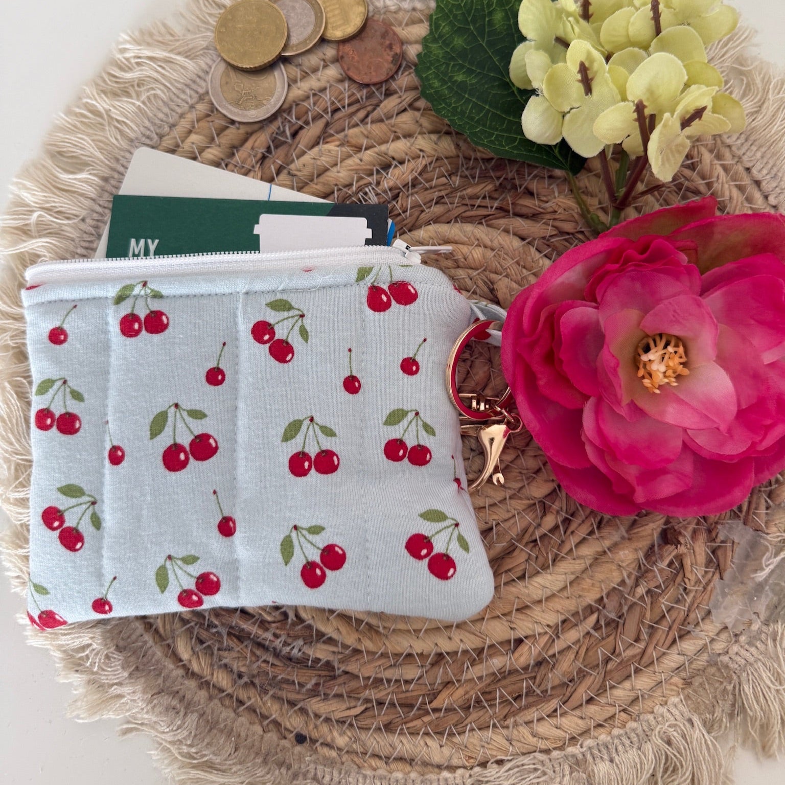 Gequilte blauwe mini portemonnee met Kersjes en metalen clip, gevuld met pasjes en muntgeld