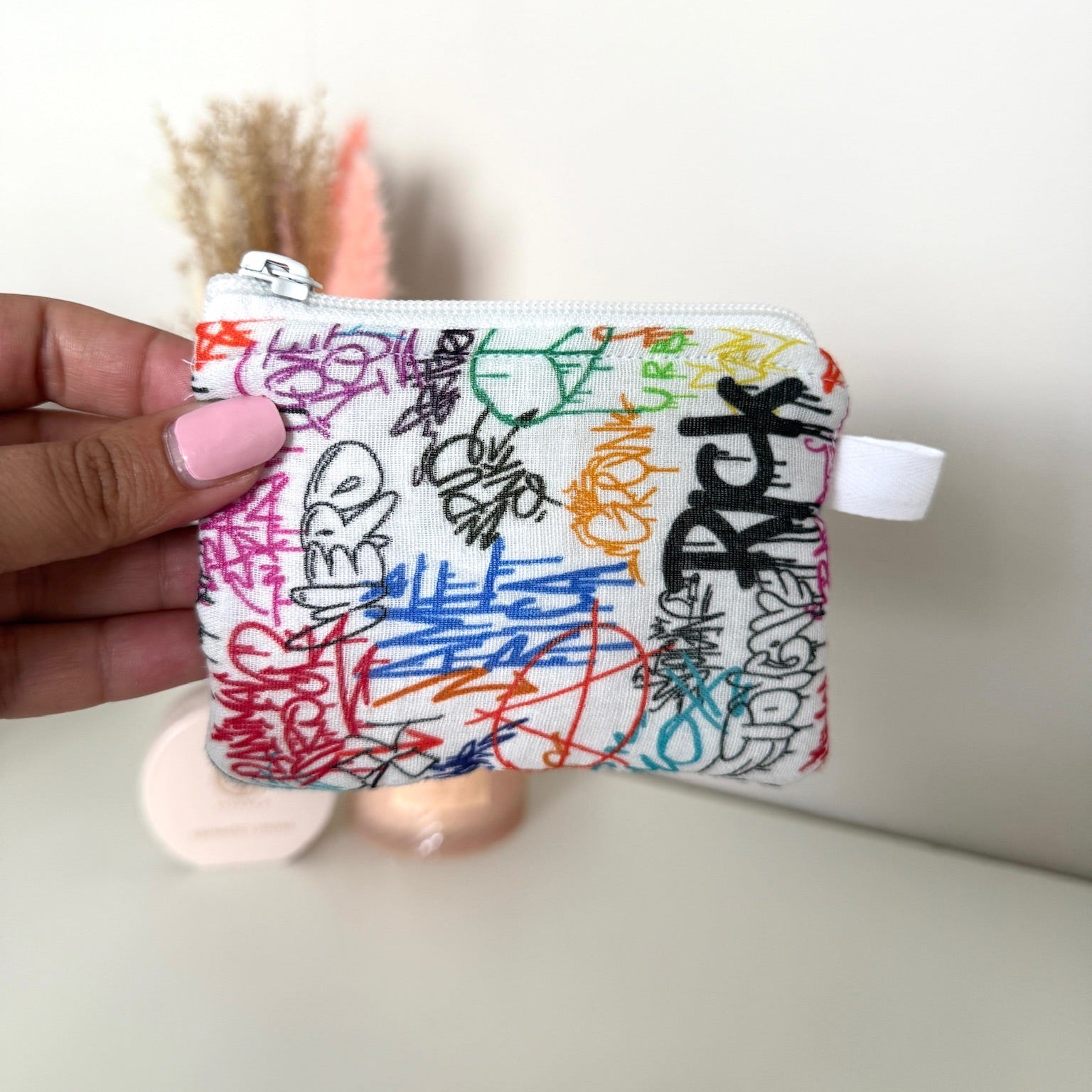 Gequilte Wit mini portemonnee met  Graffiti print en metalen clip, gevuld met pasjes en muntgeld