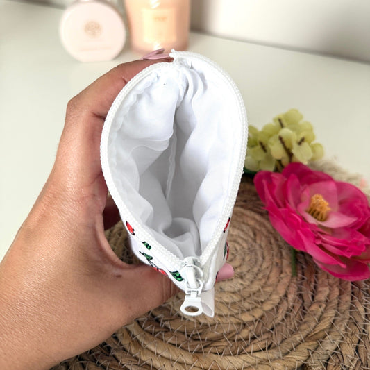 Gequilte witte mini portemonnee met Kersjes en metalen clip, gevuld met pasjes en muntgeld