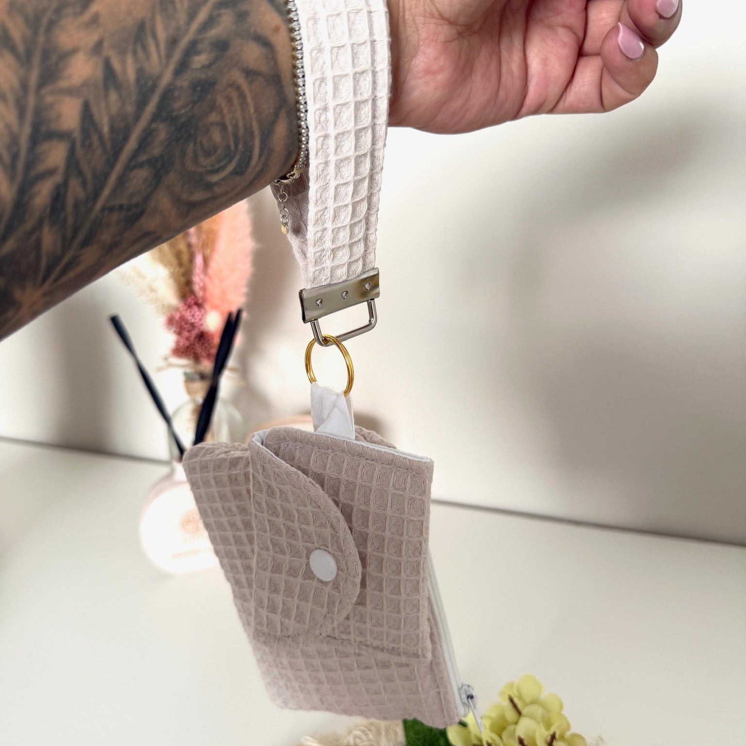 Gequilte creme mini portemonnee met wafelstof en metalen clip, gevuld met pasjes en muntgeld