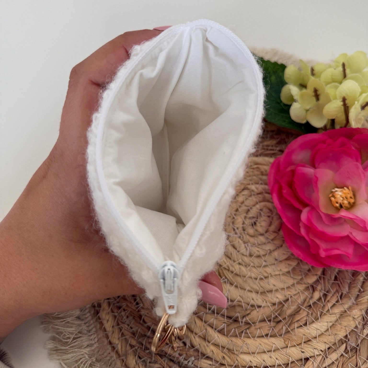 Gequilte witte mini portemonnee van Teddy stof en metalen clip, gevuld met pasjes en muntgeld