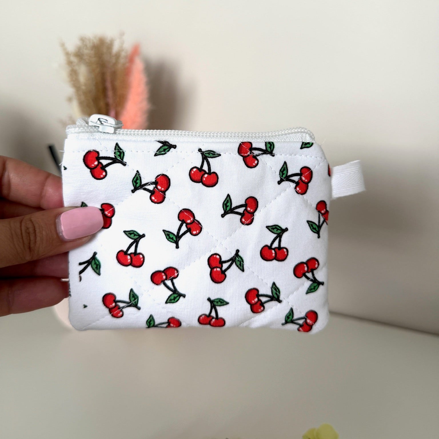 Gequilte witte mini portemonnee met Kersjes en metalen clip, gevuld met pasjes en muntgeld