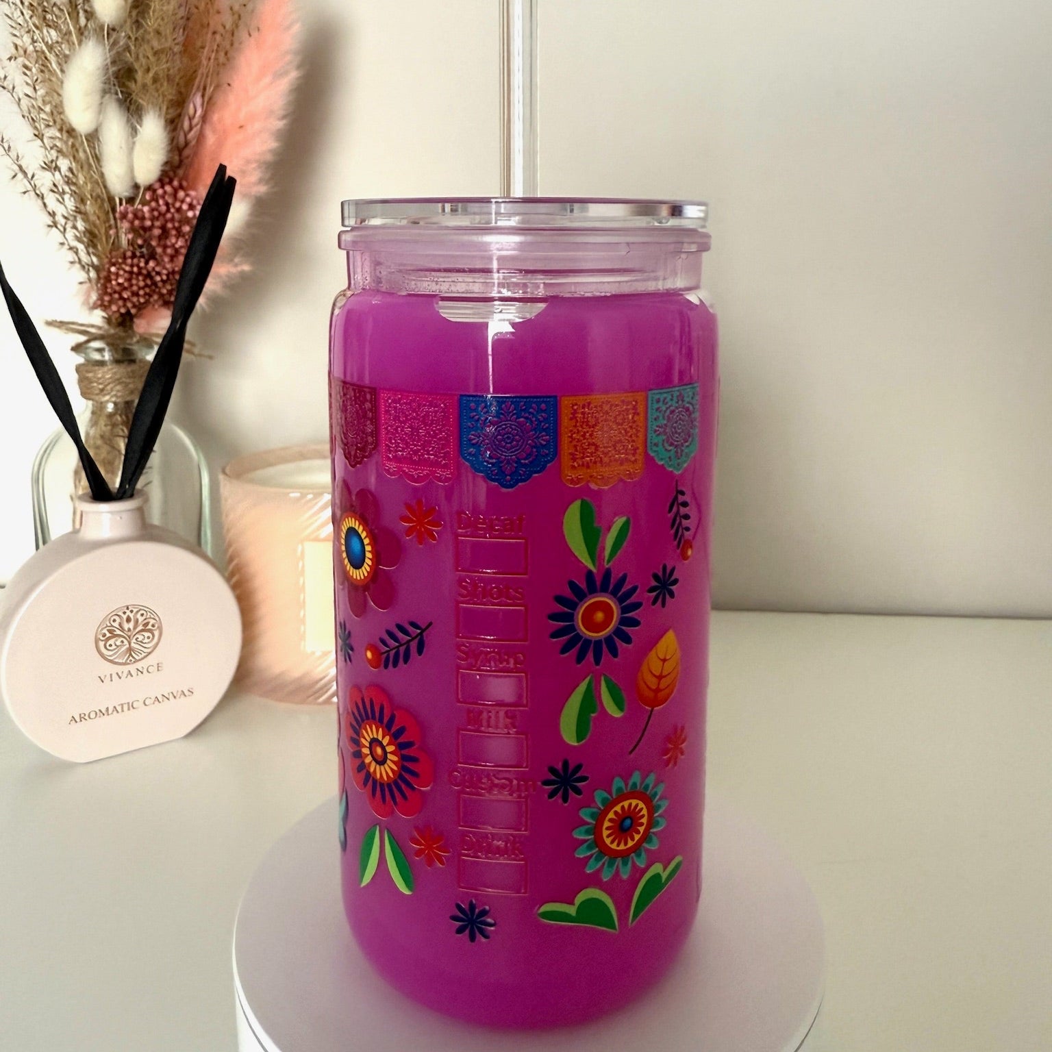 Felroze drinkbeker met de tekst “Cafecito y Chisme”, kleurrijke bloemen en transparant rietje