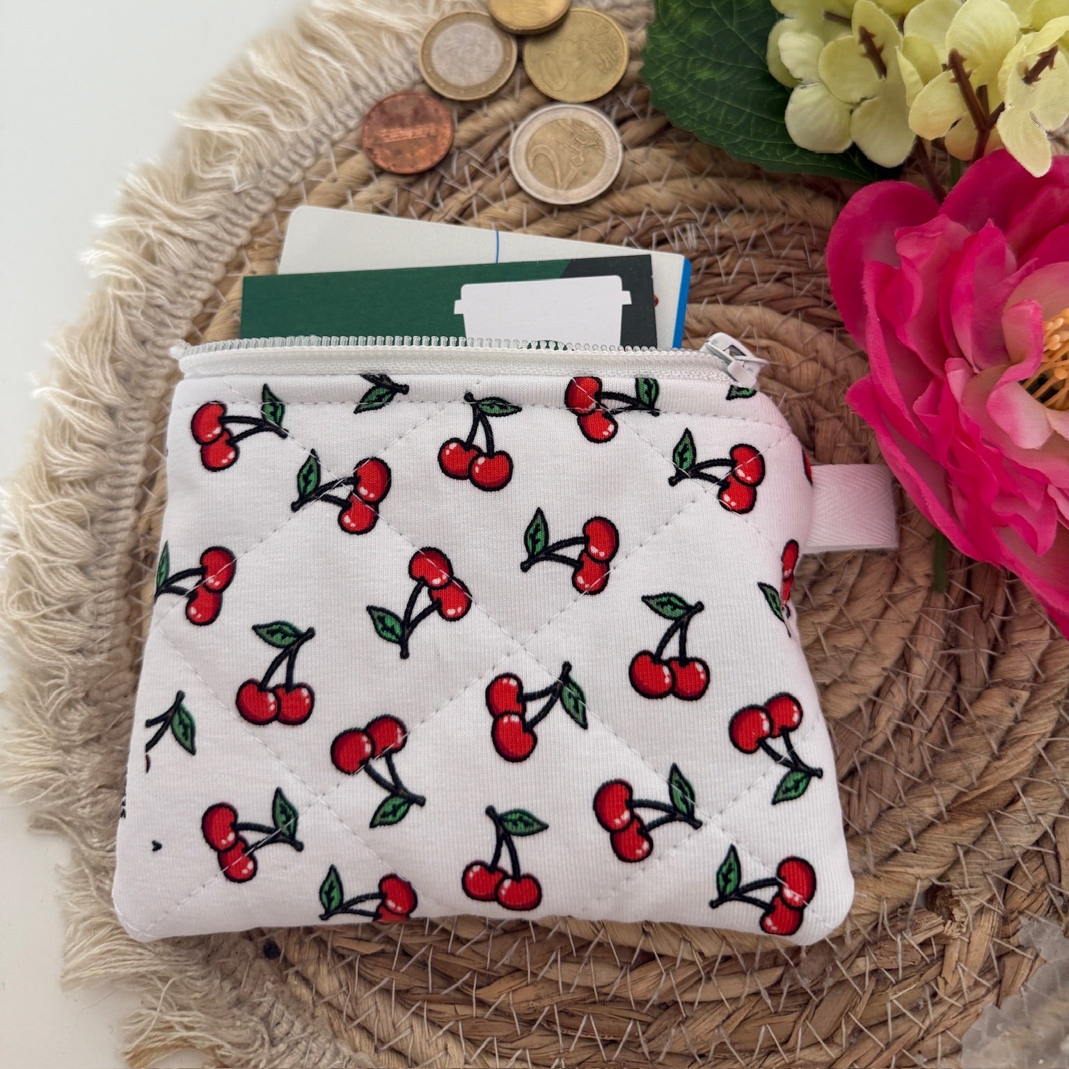 Gequilte witte mini portemonnee met Kersjes en metalen clip, gevuld met pasjes en muntgeld