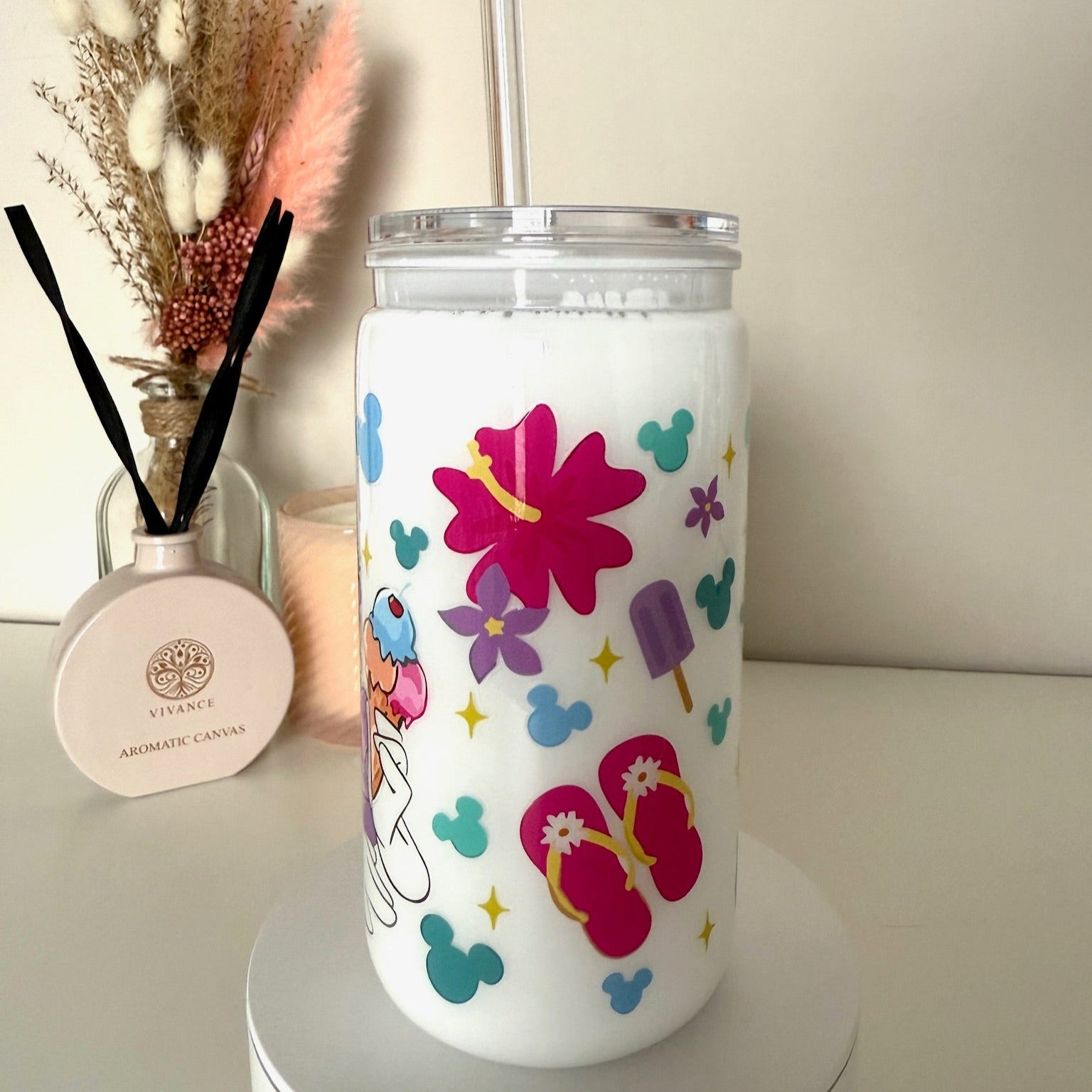 Witte drinkbeker met Minnie Mouse en Daisy Duck in zomerlook, zonnebrillen en pastelprint, inclusief transparant rietje