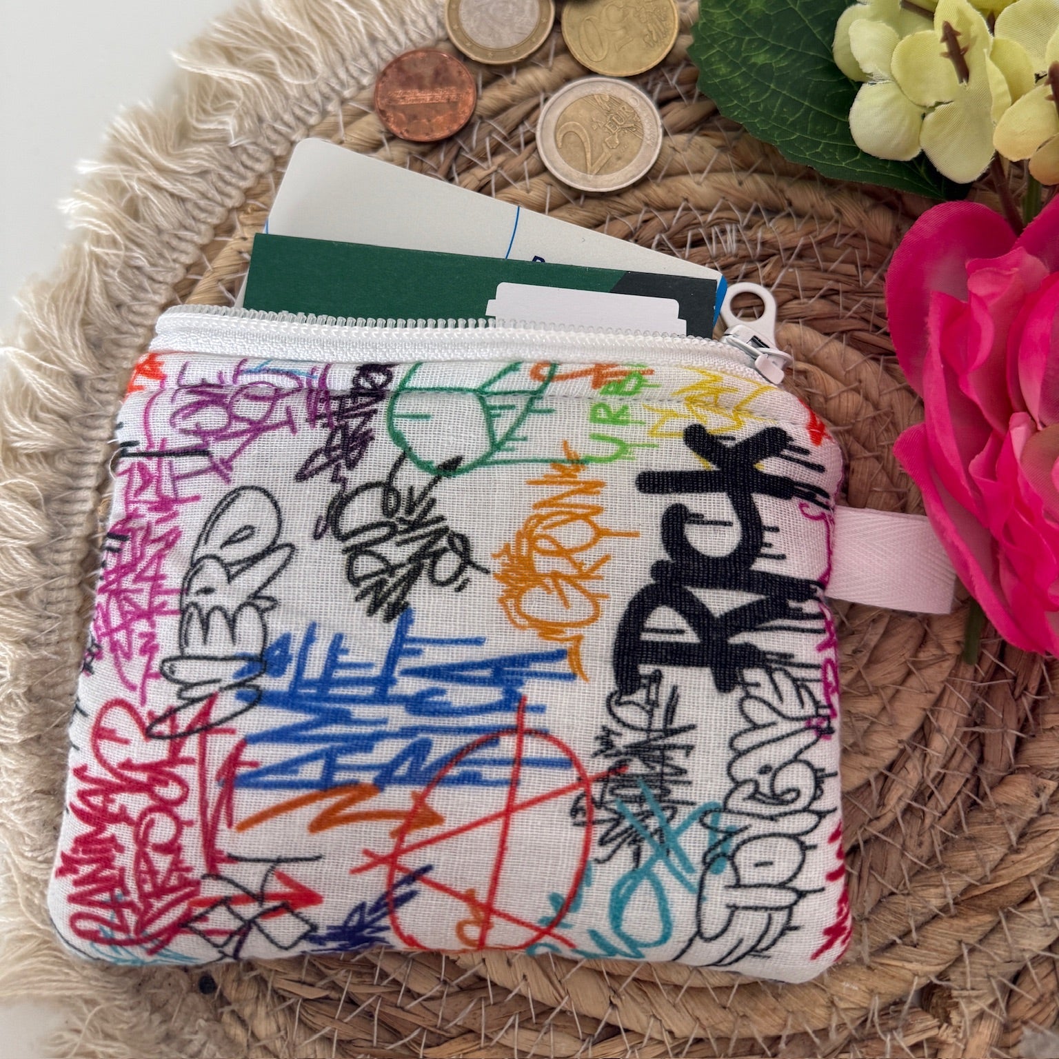 Gequilte Wit mini portemonnee met  Graffiti print en metalen clip, gevuld met pasjes en muntgeld