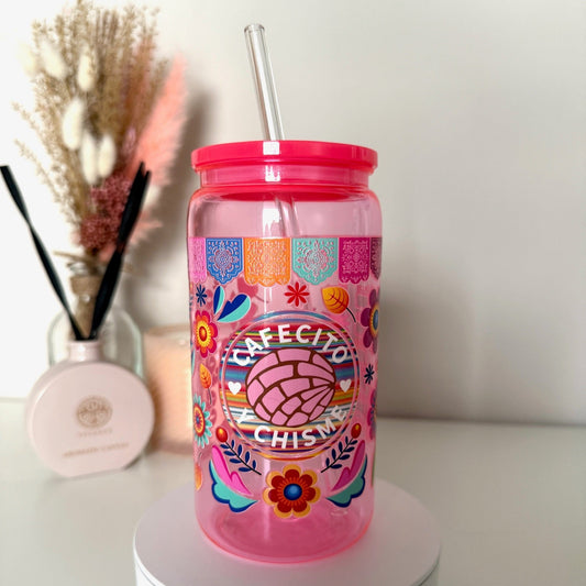 Felroze drinkbeker met de tekst “Cafecito & Chisme”, bloemen, rietje en kleurrijk Latijns design
