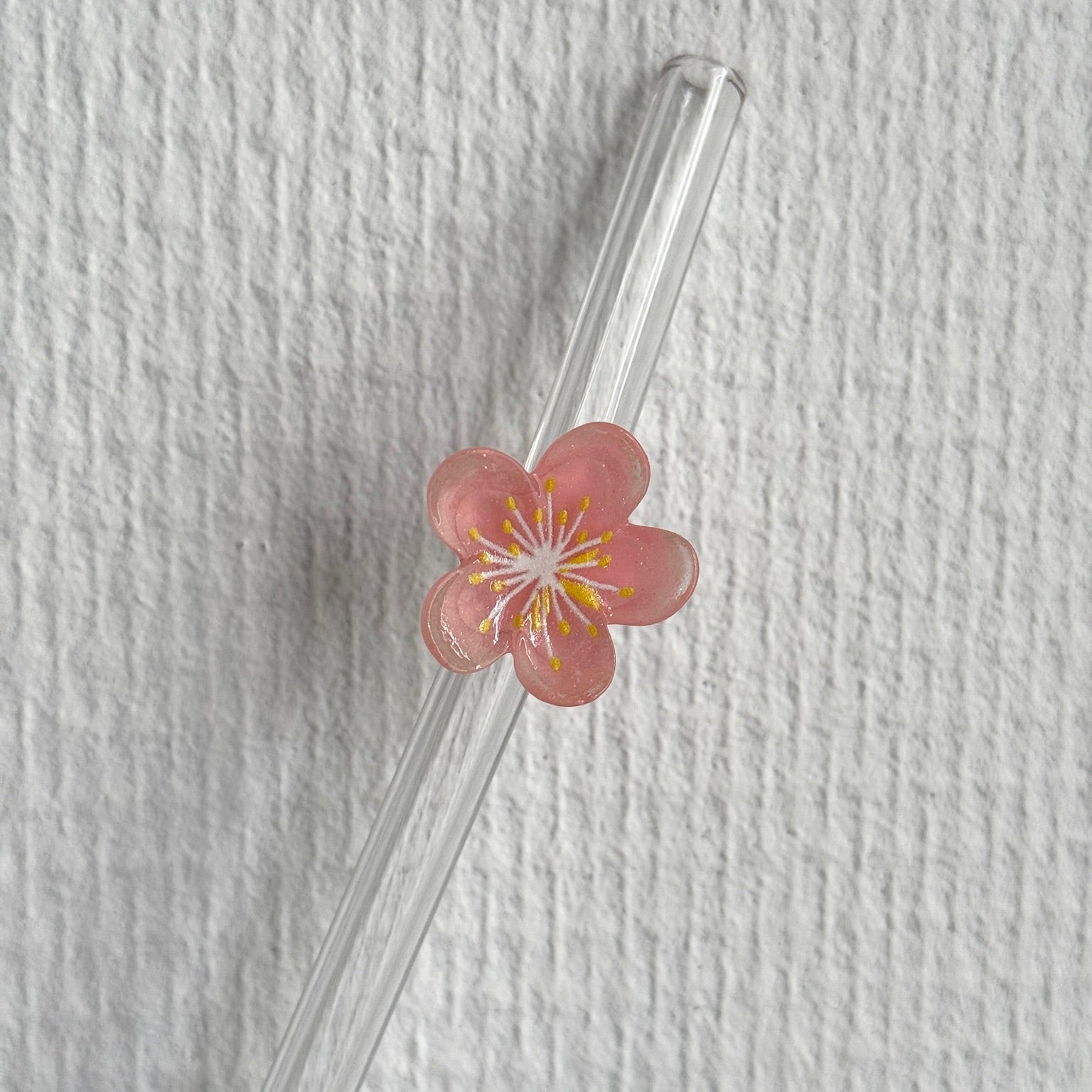 Herbruikbare glazen rietjes met pastel bloemetjes in verschillende kleuren – duurzaam en decoratief drinkaccessoire