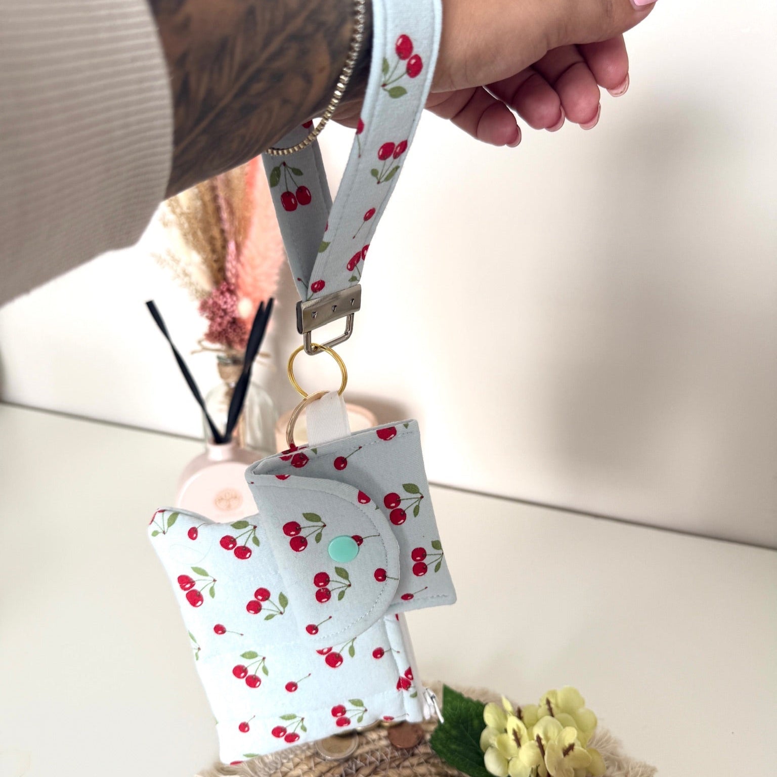 Gequilte blauwe mini portemonnee met Kersjes en metalen clip, gevuld met pasjes en muntgeld