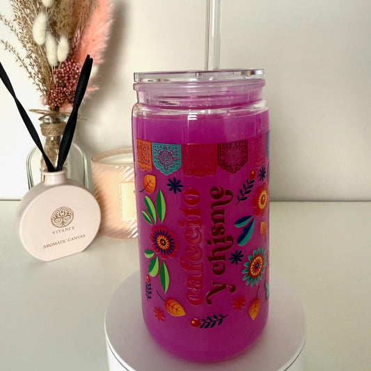 Felroze drinkbeker met de tekst “Cafecito y Chisme”, kleurrijke bloemen en transparant rietje