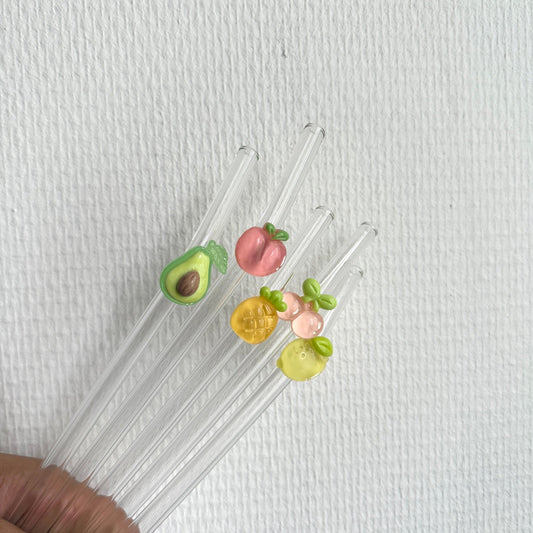 Herbruikbare glazen rietjes met fruit in verschillende kleuren – duurzaam en decoratief drinkaccessoire