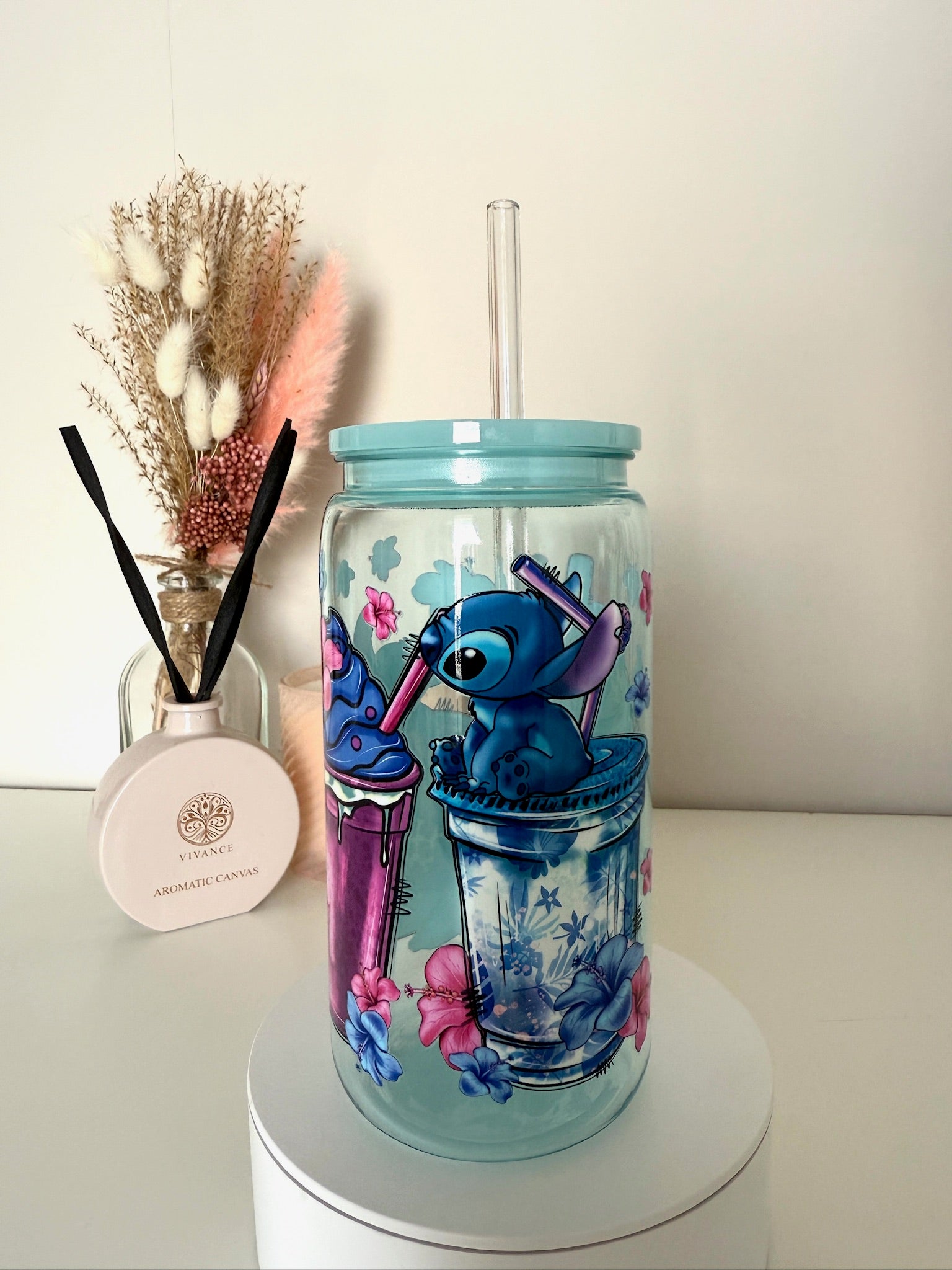 Lichtblauwe drinkbeker met cartoon Stitch en tropische bloemen, herbruikbaar met rietje