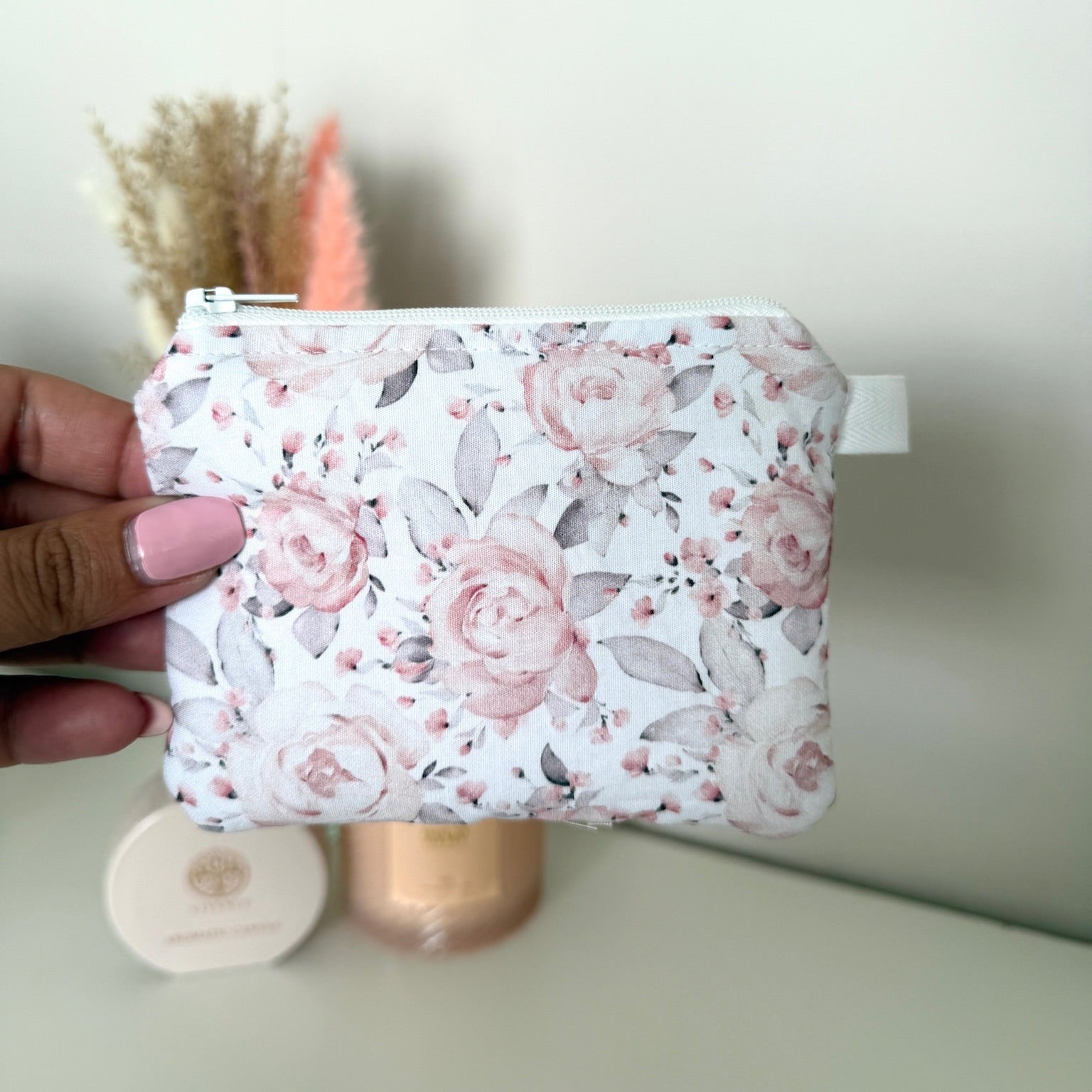 Gequilte witte mini portemonnee met Roosjes en metalen clip, gevuld met pasjes en muntgeld