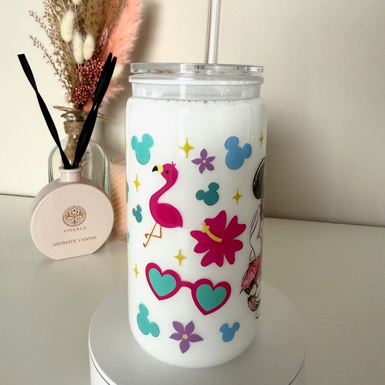 Witte drinkbeker met Minnie Mouse en Daisy Duck in zomerlook, zonnebrillen en pastelprint, inclusief transparant rietje