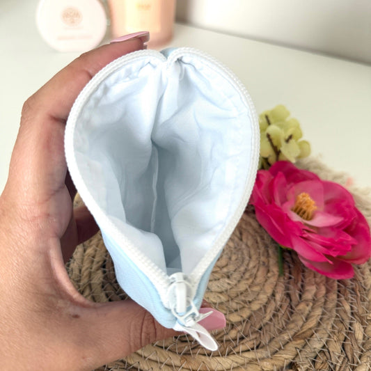 Gequilte Blauwe mini portemonnee met  metalen clip, gevuld met pasjes en muntgeld