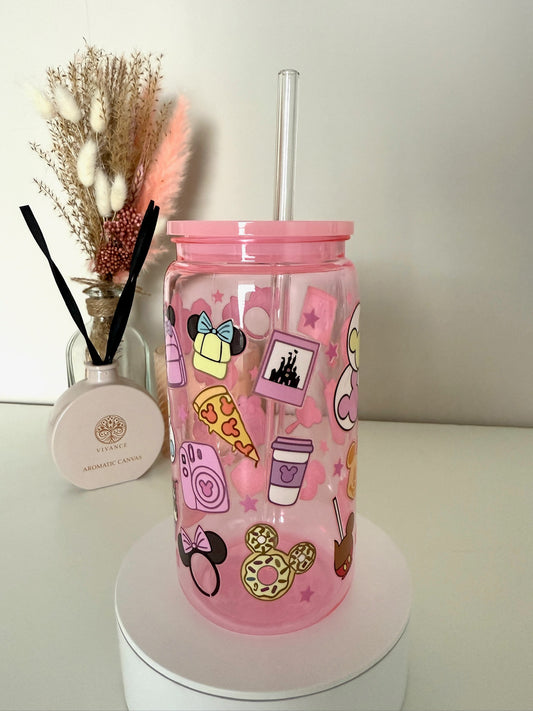 Roze drinkbeker met Disney-geïnspireerde illustraties van donuts, strikken, pizza, camera en pastel oortjes