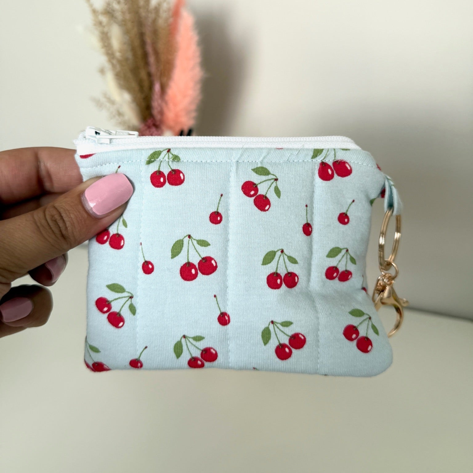 Gequilte blauwe mini portemonnee met Kersjes en metalen clip, gevuld met pasjes en muntgeld