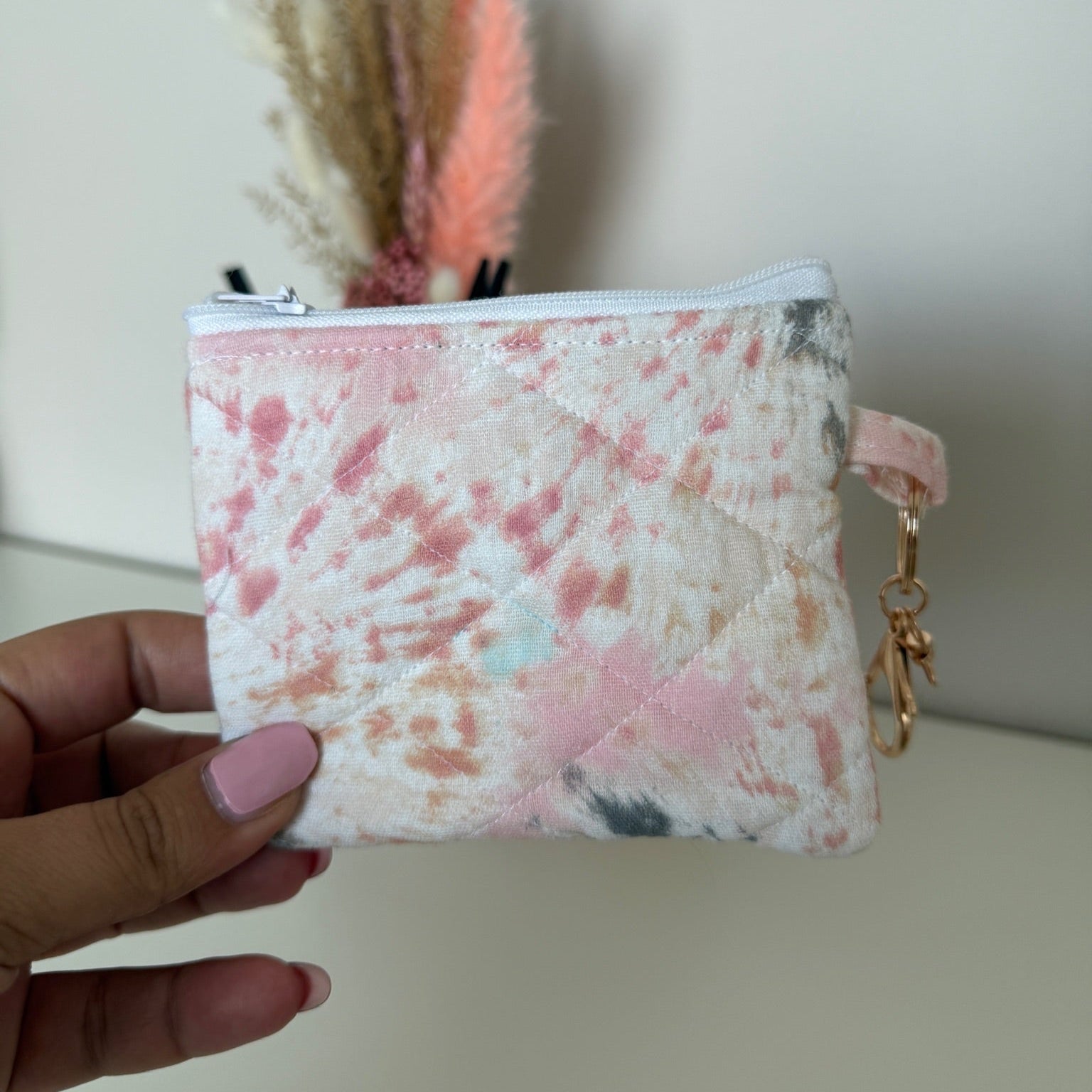 Gequilte  mini portemonnee met kleurrijke print en metalen clip, gevuld met pasjes en muntgeld