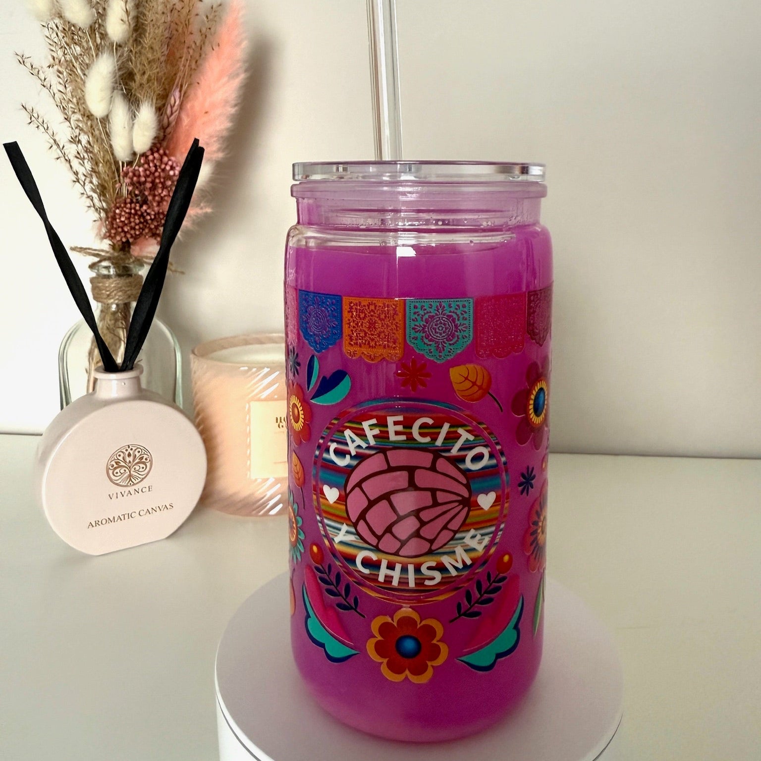 Felroze drinkbeker met de tekst “Cafecito y Chisme”, kleurrijke bloemen en transparant rietje