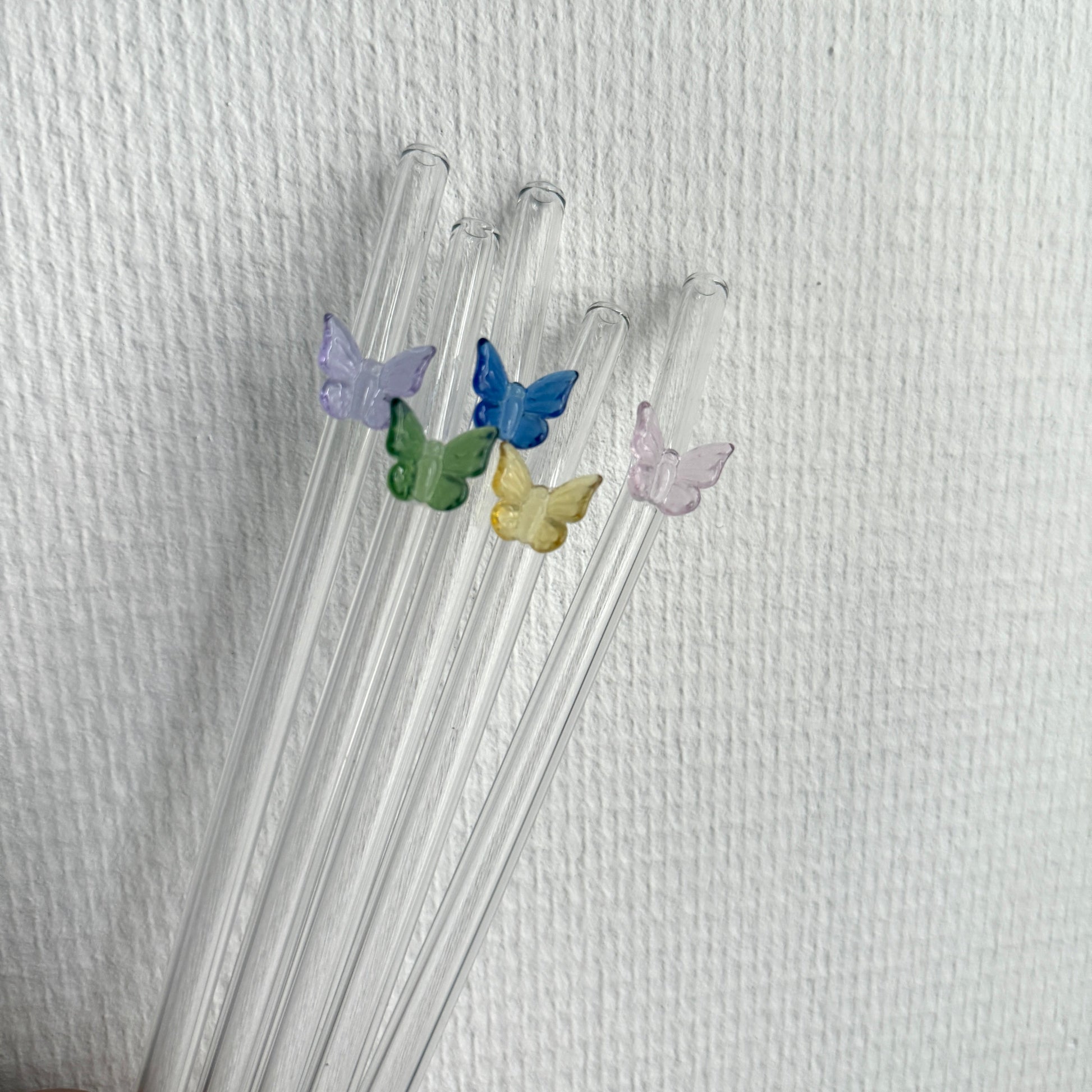 Herbruikbare glazen rietjes met pastel vlindertjes in verschillende kleuren – duurzaam en decoratief drinkaccessoire